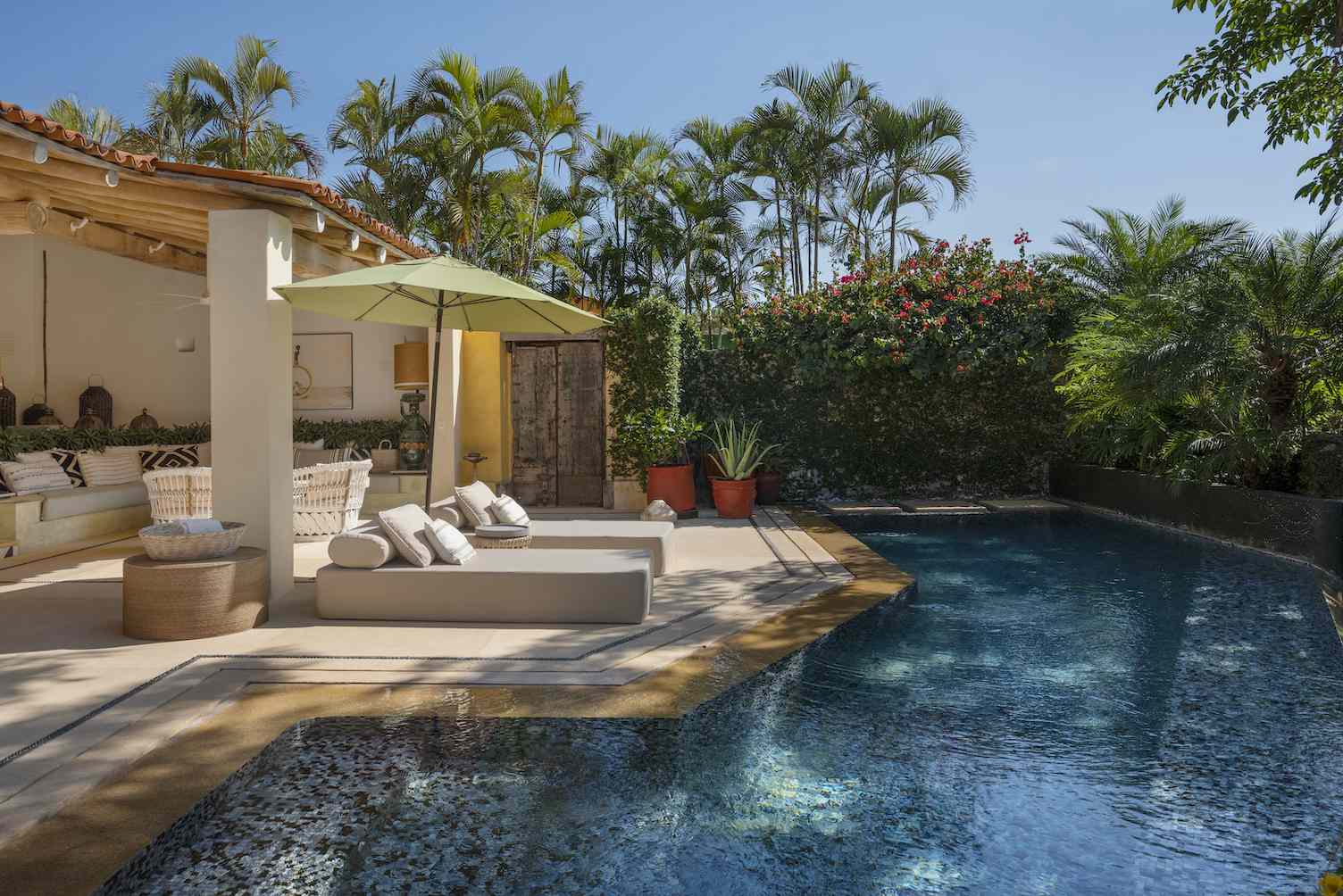 Alberca y estancia fuera